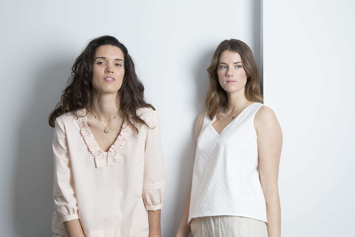 Blusa rosa y top blanco en el estudio