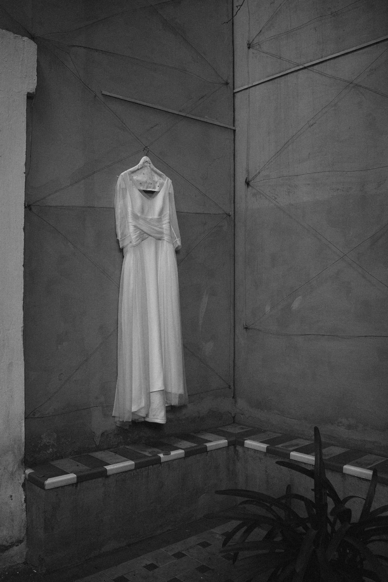 Vestido de novia colgado en un patio