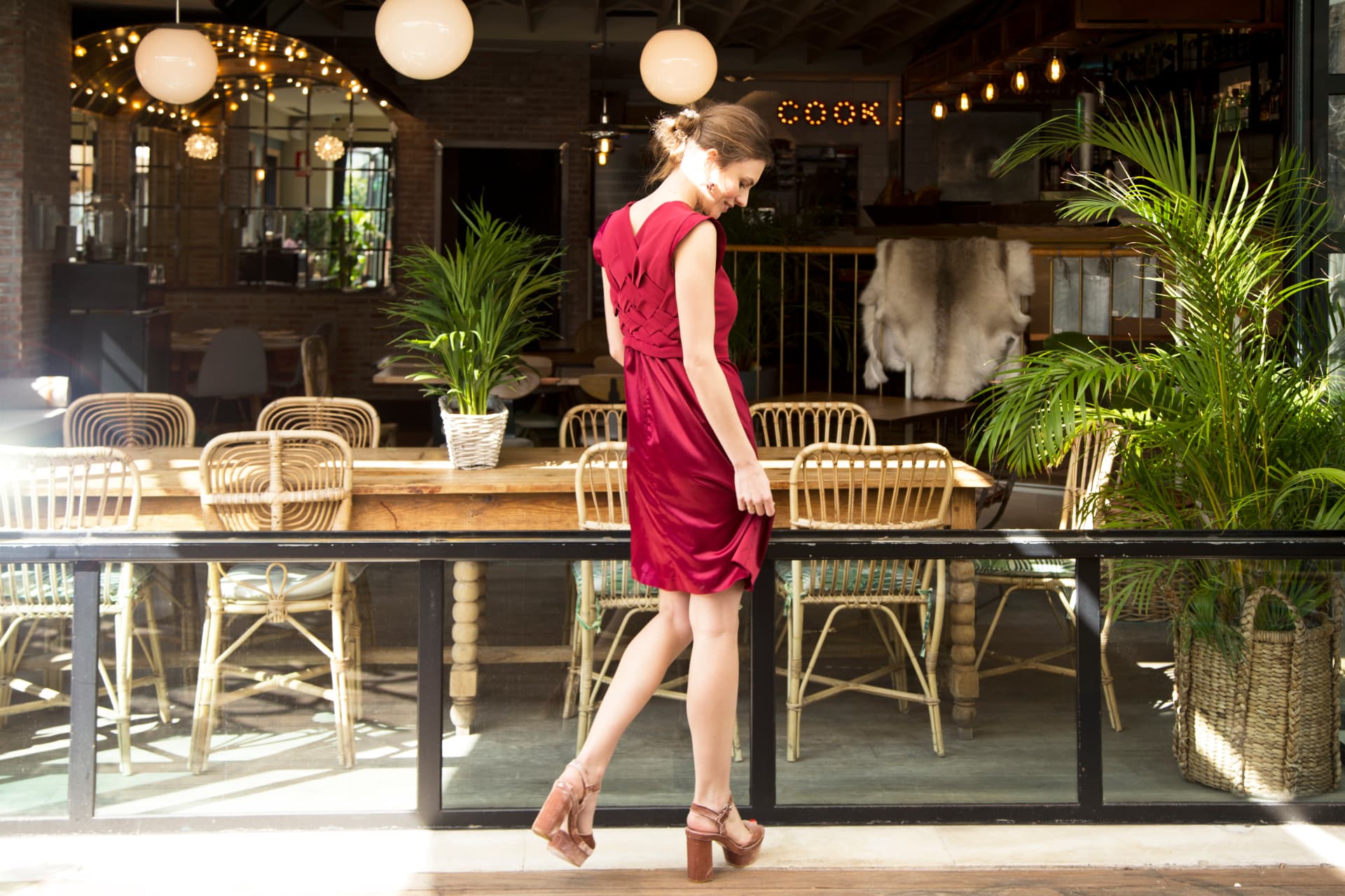 Vestido burdeos con detalle trenzado en la espalda