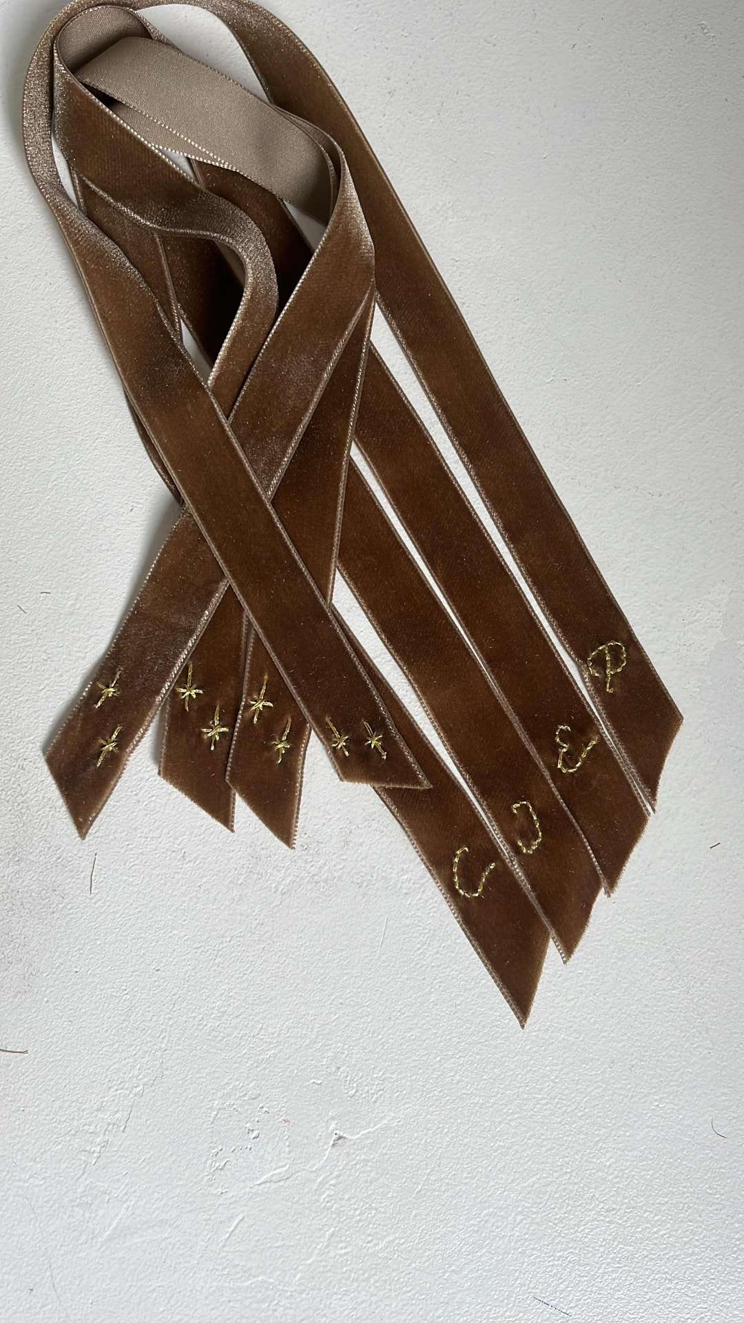 Identificadores de cinta de terciopelo bordados a mano con iniciales en oro