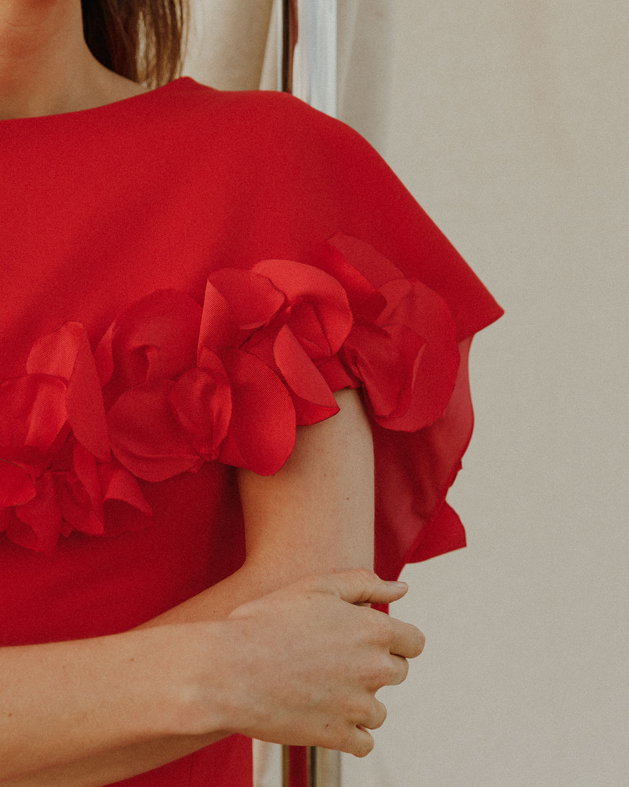 Detalle de volante de pétalos en un vestido rojo